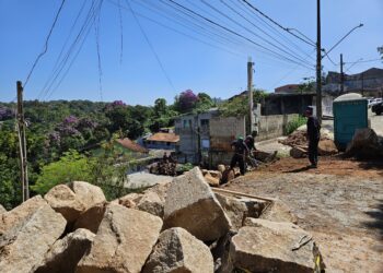 Ribeirão Pires inicia assentamento de pedras em muro de contenção na Rua Tropical, no Santa Luzia