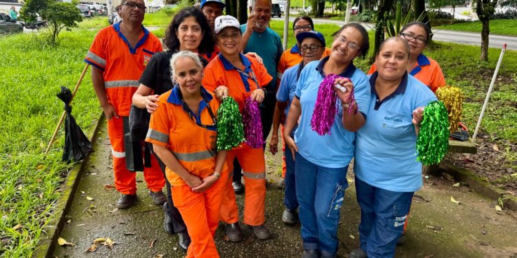 Garis de Santo André agitam bloco “Lixo no Lixo” para incentivar descarte correto de resíduos