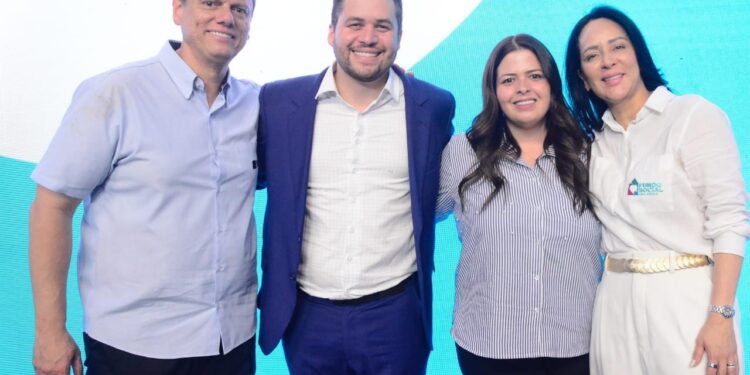 Jéssica Roberta e Gilvan Ferreira  participam de formatura no Palácio dos Bandeirantes com o governador Tarcísi