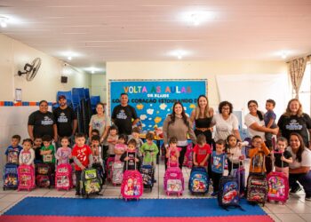 Jéssica Roberta entrega kits escolares na entidade Dr. Klaide em Santo André