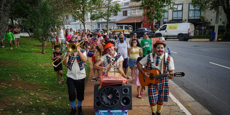 Programa CultSanca na Rua, de São Caetano, anima Carnaval na Praça dos Imigrantes