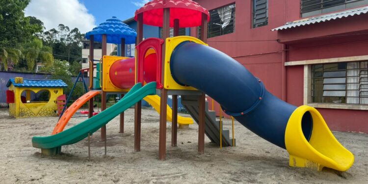 Ribeirão Pires amplia espaços de lazer e aprendizagem com novos parquinhos nas escolas municipais