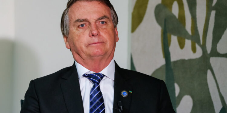 Michelle diz que Bolsonaro deixou a UTI, após melhora de saúde