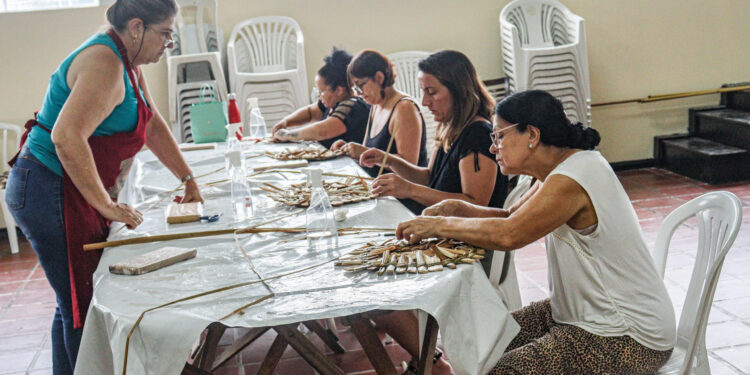 Fundo Social de RGS promove curso de artesanato com fibra de taboa