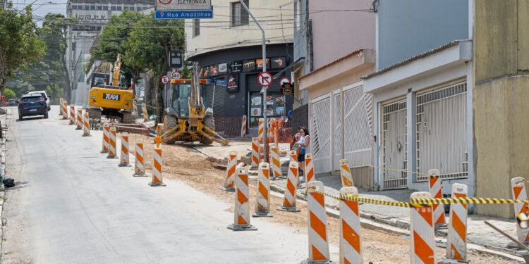 Obras de drenagem na rua Amazonas chegam ao 2º trecho e reforçam combate às enchentes em SCS