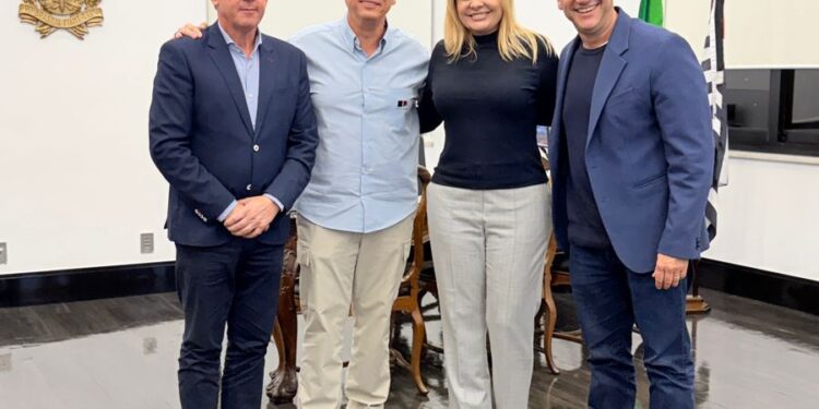 Carla e Orlando Morando se reúnem com o governador Tarcísio de Freitas