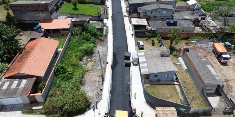 Rua Solimões recebe asfalto novo e amplia frente de pavimentação na Vila Luzitânia