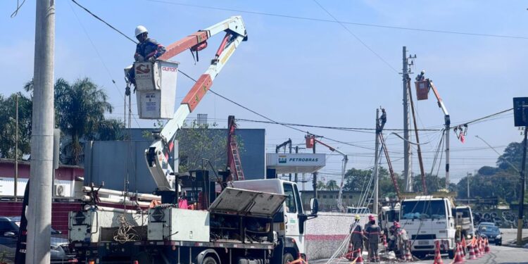 Enel inicia instalação de postes na Avenida Prefeito Valdírio Prisco, em Ribeirão Pires