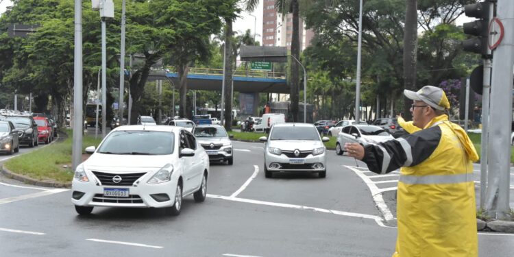 Operação Fluidez chega a novos cruzamentos para melhorar o tráfego nos horários de pico em SA