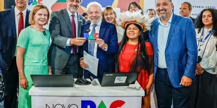 Marcelo Oliveira celebra assinatura da lei que reduz tributos sobre insumos da indústria química ao lado de Lula