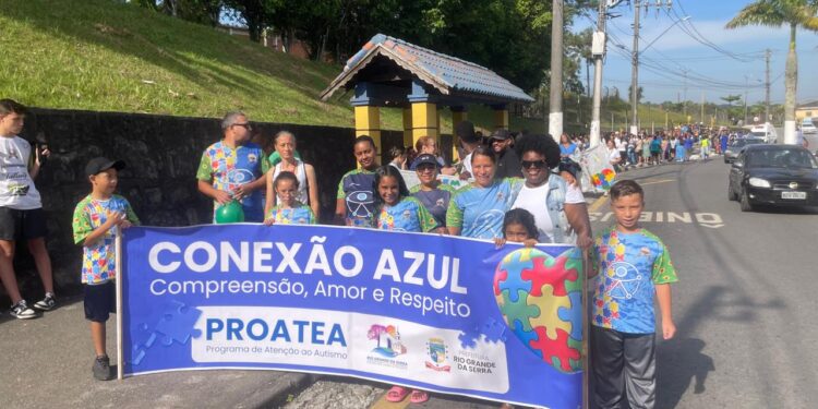 I Conexão Azul reúne 250 pessoas em caminhada pela conscientização do autismo em RGS