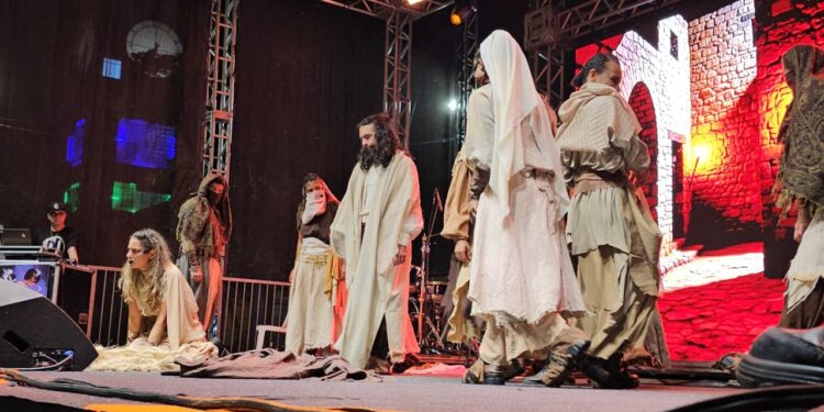 Paixão de Cristo movimenta Ribeirão Pires com shows e encenação do grupo Jeová Nissi
