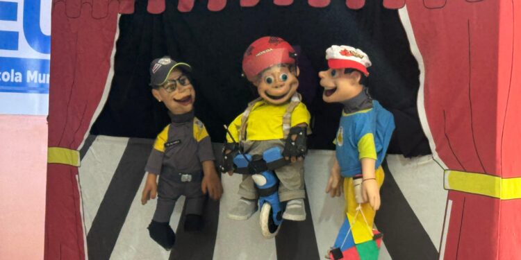 Teatro de fantoches leva educação para o trânsito a alunos da rede municipal em Ribeirão Pires