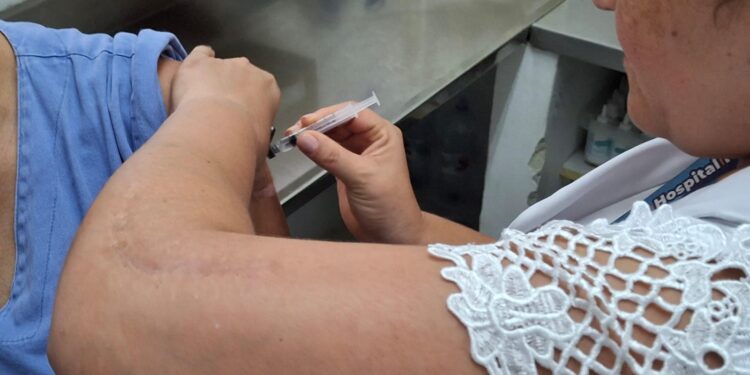 Colaboradores do Hospital Nardini são imunizados contra a Influenza