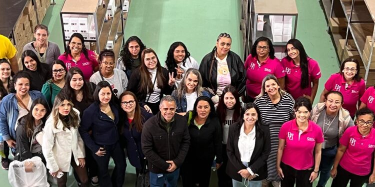 Alunas do Qualifica Mauá visitam fábrica de esmaltes
