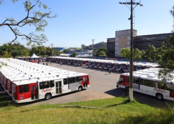 Marcelo Oliveira entrega 60 ônibus zero quilômetro