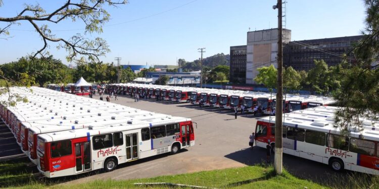 Marcelo Oliveira entrega 60 ônibus zero quilômetro