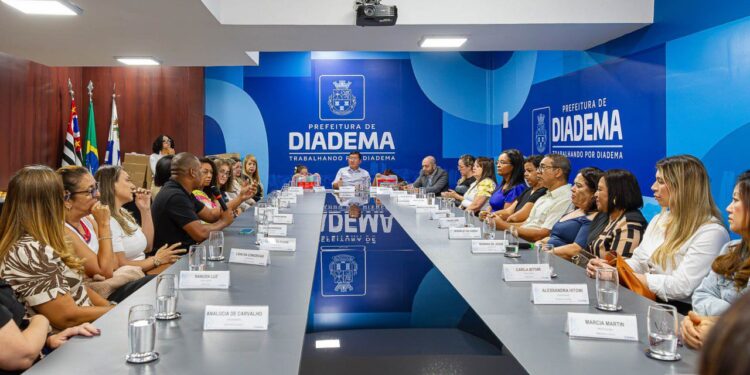 Taka Yamauchi recebe professores em encontro no Paço Municipal