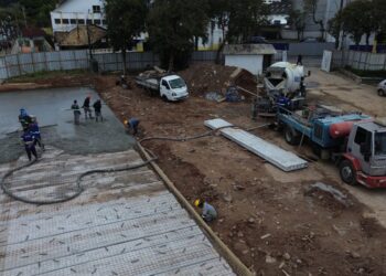 Obras da Vila do Doce concluem instalação de lajes pré-moldadas e iniciam nova etapa estrutural