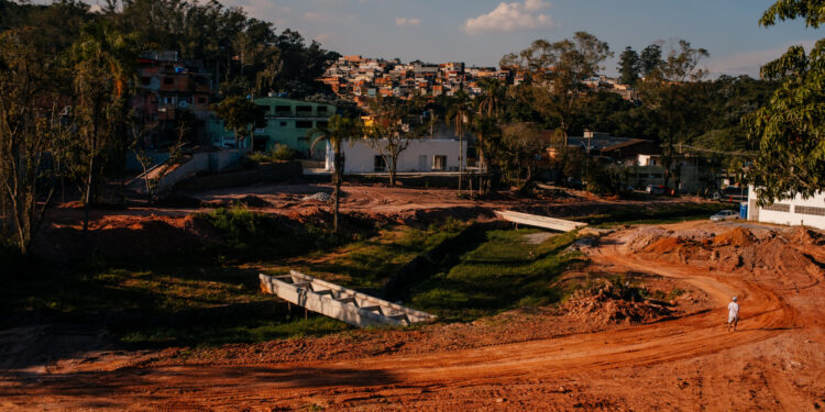 Urbanização do Alvarenguinha, em SBC, avança com novo asfalto, canalização e espaços esportivos