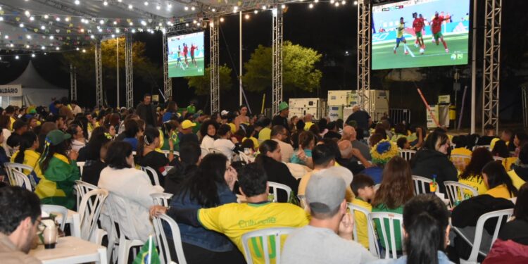 Torcida lota Arraial Solidário de Santo André na estreia da Seleção Brasileira na Copa