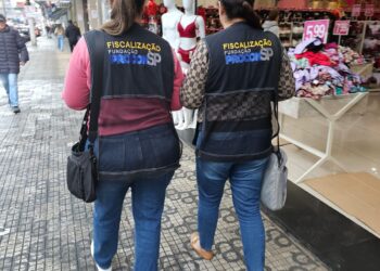 Procon São Bernardo promove fiscalização na Rua Marechal para Dia dos Namorados