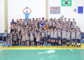 Marcelo Oliveira entrega novos uniformes para atletas do projeto de vôlei masculino