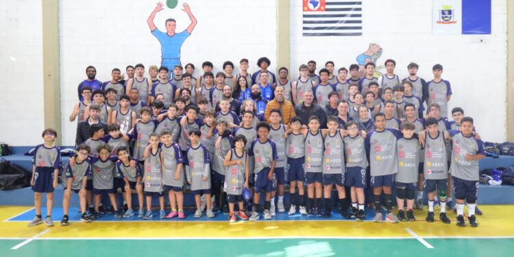 Marcelo Oliveira entrega novos uniformes para atletas do projeto de vôlei masculino