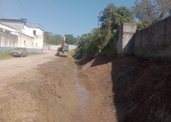 Limpeza de córrego no Roncon integra ações de zeladoria em Ribeirão Pires