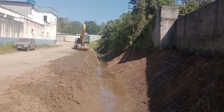 Limpeza de córrego no Roncon integra ações de zeladoria em Ribeirão Pires