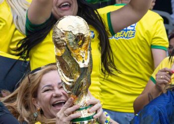 Público lota praça Lauro Michels para vibrar com virada do Brasil sobre o Japão