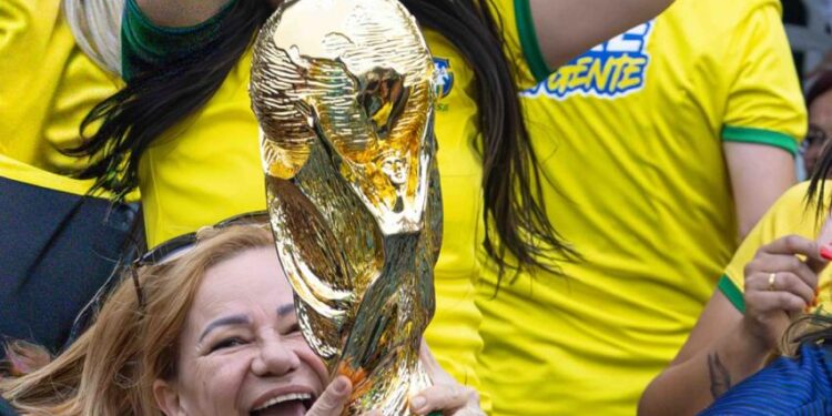 Público lota praça Lauro Michels para vibrar com virada do Brasil sobre o Japão