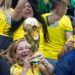 Público lota praça Lauro Michels para vibrar com virada do Brasil sobre o Japão