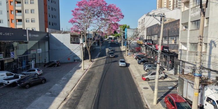 Recapeamento de trecho da Avenida Goiás avança e duas das três faixas estão em etapa final