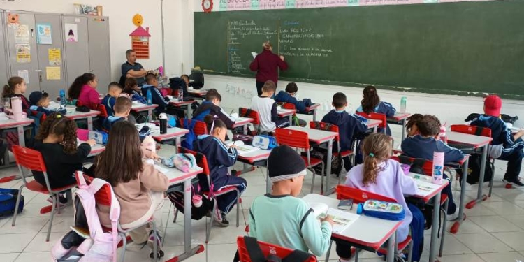 Diadema abre concurso público com 68 vagas para professores