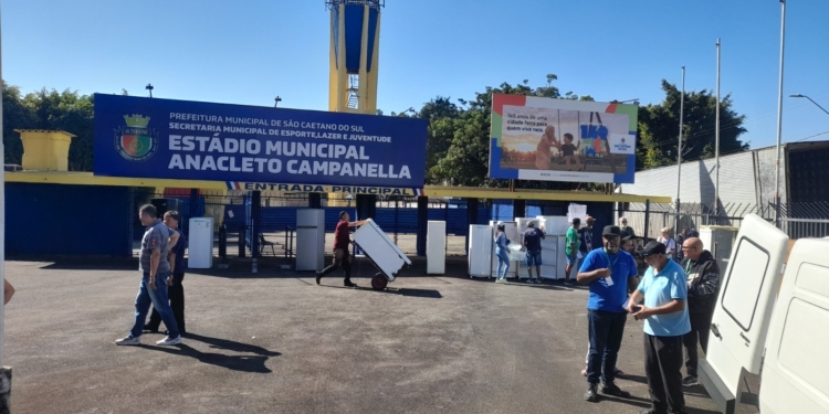 São Caetano e ENEL entregam geladeiras novas a moradores contemplados em projeto