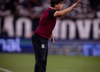 Diniz reclama da arbitragem e fala sobre Memphis: “Próximo”
