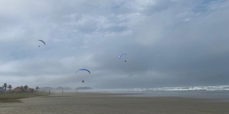 Ribeirão Pires leva público 60+ aos céus na 3ª edição do Voo de Paramotor Inclusivo