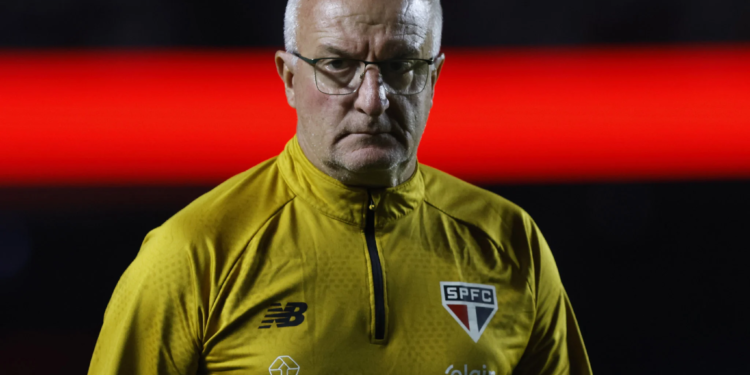 Dorival valoriza vitória, mas cobra atenção no Brasileirão após classificação
