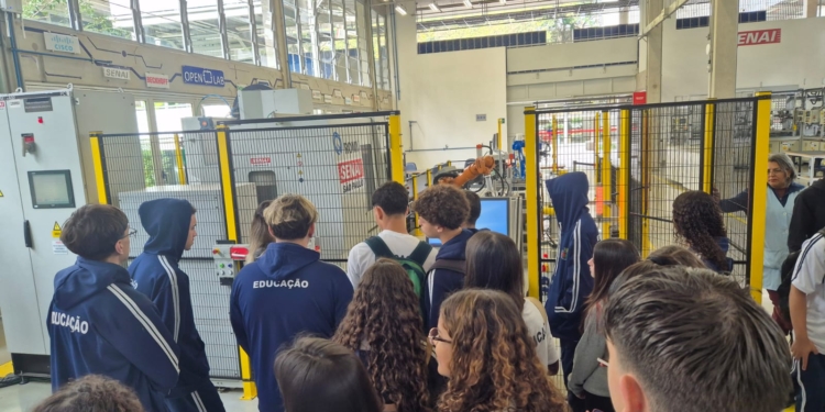 Educação de São Caetano leva 900 estudantes do Alcina Dantas Feijão para visita ao Senai