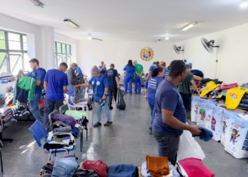 ‘Cabide Solidário Itinerante’ de São Bernardo leva peças de roupas a trabalhadores da Cooperluz