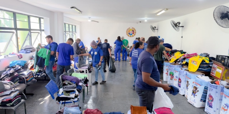 ‘Cabide Solidário Itinerante’ de São Bernardo leva peças de roupas a trabalhadores da Cooperluz