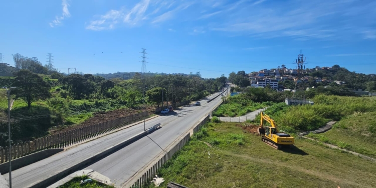Ribeirão Pires realiza limpeza de drenagem sob o Rodoanel, na Vila Sueli, em parceria com a SPMAR