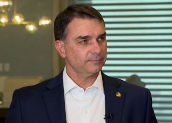 No Rio, Flávio fala em “tirar bandidos de circulação, em pé ou deitados”