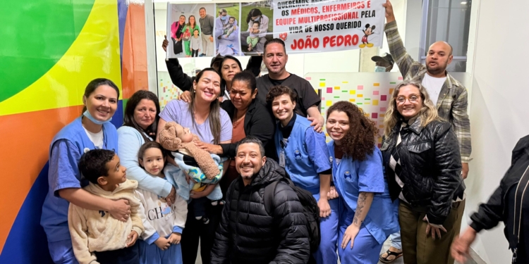 Após dois meses, bebê recebe alta da UTI do Hospital de Urgência, em SBC