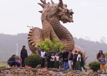 Crianças da Associação Tornar a Brotar participam de ação ambiental do PEPTA no Parque Oriental