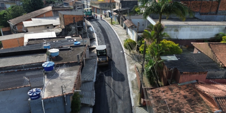 Ribeirão Pires aplica primeira camada de asfalto na Rua Paraisópolis, no Jd. Santa Rosa