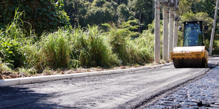 Ribeirão Pires aplica primeira camada de asfalto no trecho final da Av. Benjamim Baptista Cerezolli