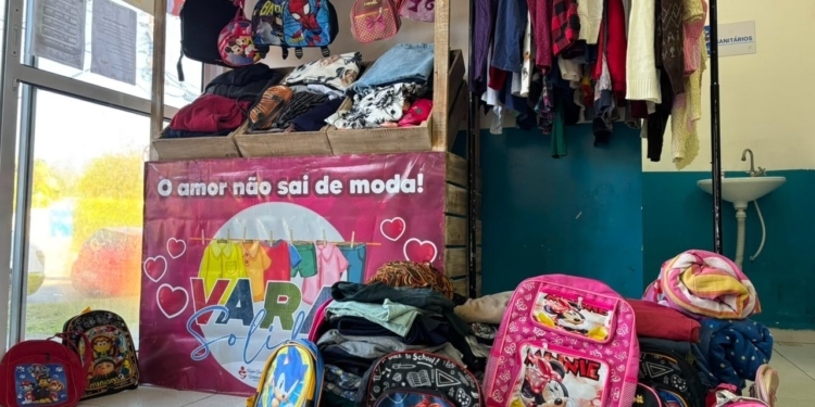 Varal Solidário leva roupas e calçados gratuitos à USF Santa Luzia