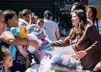 Jéssica Roberta entrega mais de 1,5 mil kits da Campanha do Agasalho no Morro da Kibon